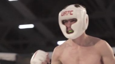 Mma sekizgeninde dövüş. Ağır çekim. Kyiv. Ukrayna