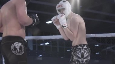 Mma sekizgeninde dövüş. Ağır çekim. Kyiv. Ukrayna