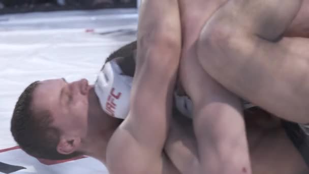 Combatti nell'ottagono delle MMA. Al rallentatore. Kiev. Ucraina — Video Stock