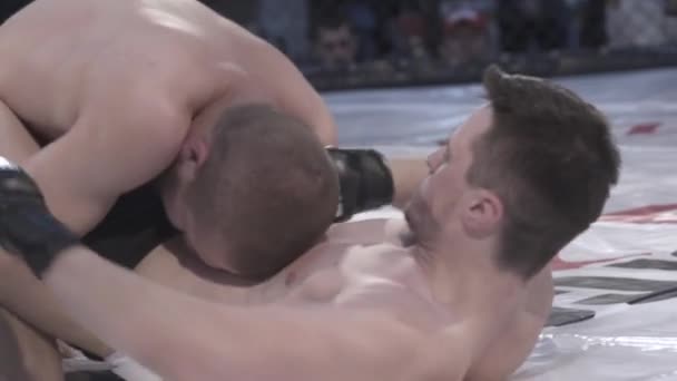 Kampf im mma-Achteck. Zeitlupe. kyiv. Ukraine — Stockvideo