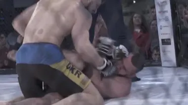 Mma sekizgeninde dövüş. Ağır çekim. Kyiv. Ukrayna