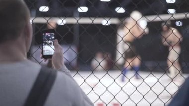 Mma sekizgeninde dövüş. Ağır çekim. Kyiv. Ukrayna