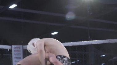 Mma sekizgeninde dövüş. Ağır çekim. Kyiv. Ukrayna