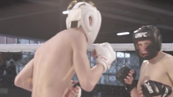 Battez-vous dans l'octogone MMA. Au ralenti. Kiev. Ukraine — Video