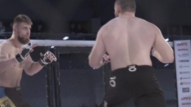 Mma sekizgeninde dövüş. Ağır çekim. Kyiv. Ukrayna