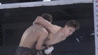 Mma sekizgeninde dövüş. Ağır çekim. Kyiv. Ukrayna