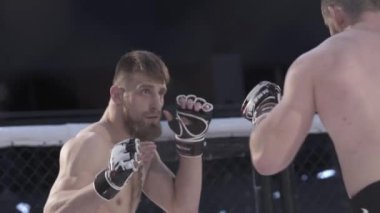 Mma sekizgeninde dövüş. Ağır çekim. Kyiv. Ukrayna
