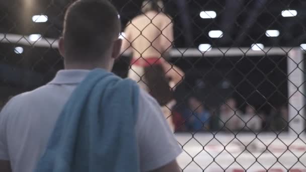 การต่อสู้ใน MMA แปดเหลี่ยม การเคลื่อนไหวช้า คีฟ ยูเครน — วีดีโอสต็อก