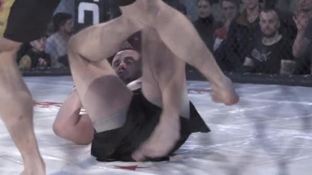 Battez-vous dans l'octogone MMA. Au ralenti. Kiev. Ukraine — Video