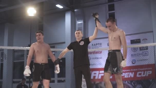 Sędzia podnosi rękę zwycięzców w ośmiokącie Mma. Zwolnij trochę. Kijów. Ukraina — Wideo stockowe