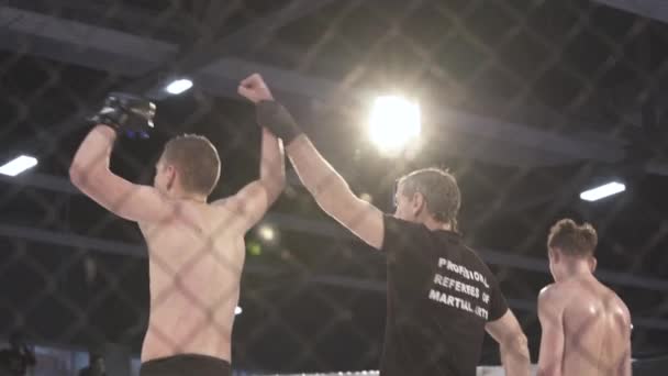 L'arbitre lève la main des vainqueurs dans l'octogone MMA. Au ralenti. Kiev. Ukraine — Video