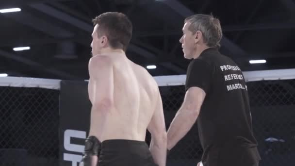 Domaren höjer vinnarna handen i Mma octagon. Sakta i backarna. Kiev. Ukraina — Stockvideo