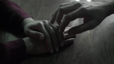 Erkek el, bir randevuda kadının eline dokunur. Yakın plan. Yavaş çekim