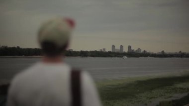 Şehirdeki erkek turist. Kyiv. Ukrayna