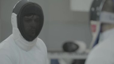 Eskrim. Düello sırasında eskrimci. Ağır çekim. Kyiv. Ukrayna