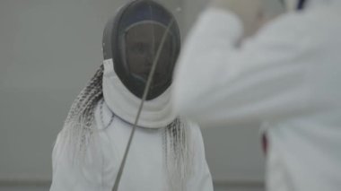 Eskrim. Düello sırasında eskrimci. Ağır çekim. Kyiv. Ukrayna