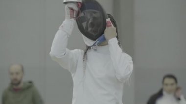 Eskrim. Düello sırasında eskrimci. Ağır çekim. Kyiv. Ukrayna