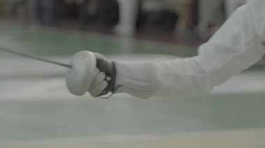 Eskrim. Düello sırasında eskrimci. Ağır çekim. Kyiv. Ukrayna