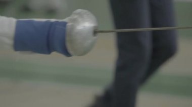 Eskrim. Düello sırasında eskrimci. Ağır çekim. Kyiv. Ukrayna