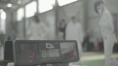 Eskrim. Düello sırasında eskrimci. Ağır çekim. Kyiv. Ukrayna