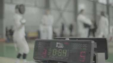 Eskrim. Düello sırasında eskrimci. Ağır çekim. Kyiv. Ukrayna