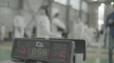 Eskrim. Düello sırasında eskrimci. Ağır çekim. Kyiv. Ukrayna