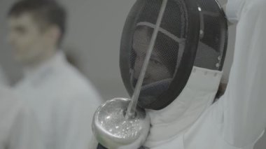 Eskrim. Düello sırasında eskrimci. Ağır çekim. Kyiv. Ukrayna