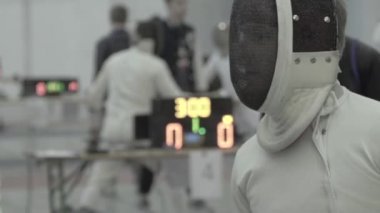 Eskrim. Düello sırasında eskrimci. Ağır çekim. Kyiv. Ukrayna