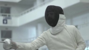 Eskrim. Düello sırasında eskrimci. Ağır çekim. Kyiv. Ukrayna