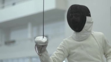 Eskrim. Düello sırasında eskrimci. Ağır çekim. Kyiv. Ukrayna