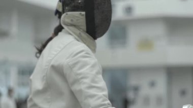 Eskrim. Düello sırasında eskrimci. Ağır çekim. Kyiv. Ukrayna