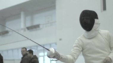 Eskrim. Düello sırasında eskrimci. Ağır çekim. Kyiv. Ukrayna