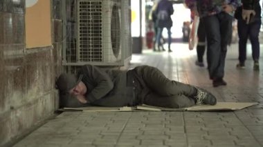 Dilenci evsiz serseri. Yoksulluk. Serserilik. Kyiv. Ukrayna.