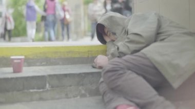 Dilenci evsiz serseri. Yoksulluk. Serserilik. Kyiv. Ukrayna.