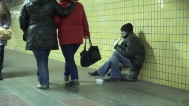 Dilenci evsiz serseri. Yoksulluk. Serserilik. Kyiv. Ukrayna.