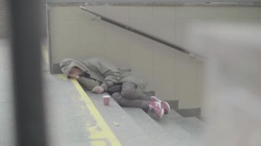 Dilenci evsiz serseri. Yoksulluk. Serserilik. Kyiv. Ukrayna.