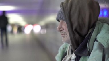 Dilenci evsiz serseri. Yoksulluk. Serserilik. Kyiv. Ukrayna.