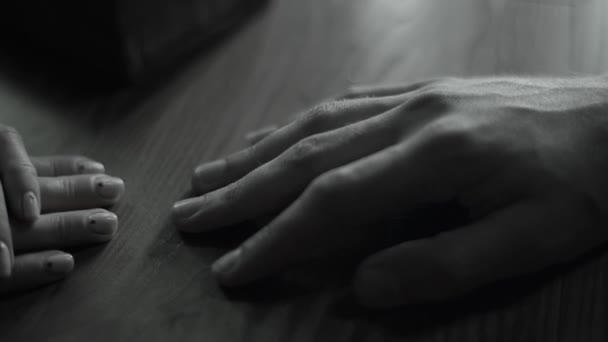 La mano masculina toca la mano femenina en una fecha. Primer plano. Movimiento lento — Vídeos de Stock