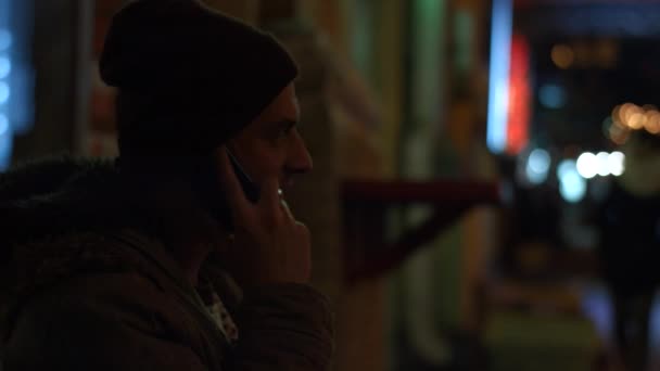 Guy mand taler via mobiltelefon om natten på gaden – Stock-video