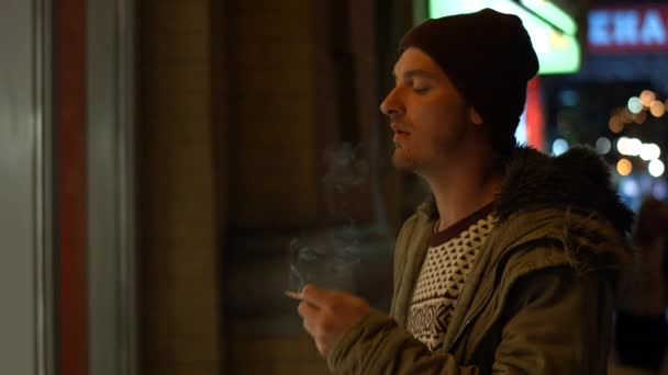 A fickó esténként cigarettázik. Kijevben. Ukrajna. — Stock videók