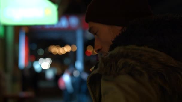 A fickó esténként cigarettázik. Kijevben. Ukrajna.