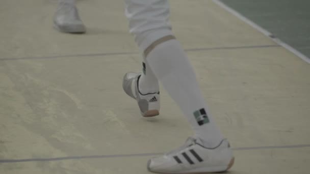 Ноги фехтувальників під час фехтування. Підсумок.. — стокове відео