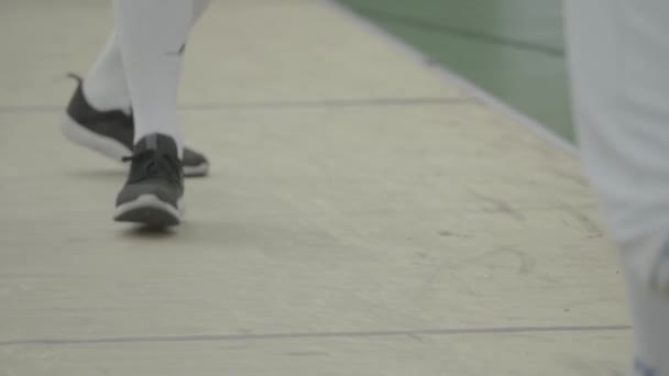 Fötter av fäktare under fäktning. Närbild. Långsamma rörelser — Stockvideo