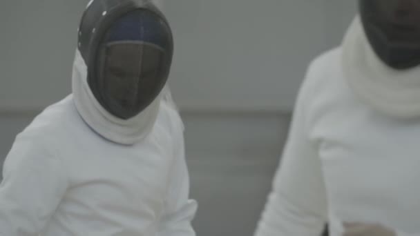 Fäktning. Fencer under en duell. Sakta i backarna. Kiev. Ukraina — Stockvideo