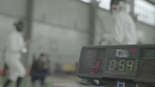 Fäktning. Fencer under en duell. Sakta i backarna. Kiev. Ukraina — Stockvideo