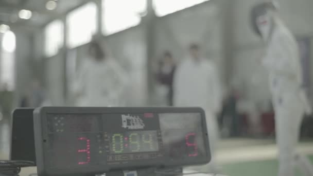 Fäktning. Fencer under en duell. Sakta i backarna. Kiev. Ukraina — Stockvideo