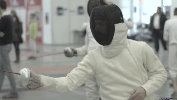 Ξιφασκία. Ο Fencer σε μονομαχία. Αργή κίνηση. Κίεβο. Ουκρανία — Αρχείο Βίντεο