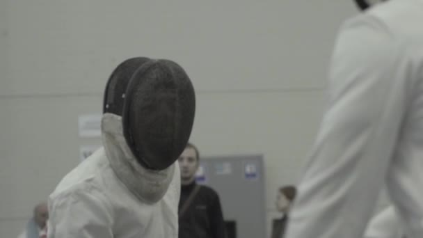 Fäktning. Fencer under en duell. Sakta i backarna. Kiev. Ukraina — Stockvideo