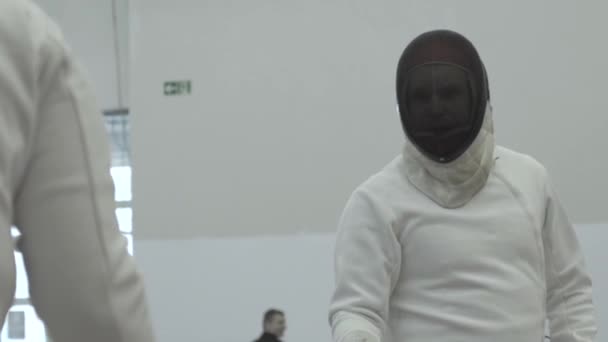 Fäktning. Fencer under en duell. Sakta i backarna. Kiev. Ukraina — Stockvideo