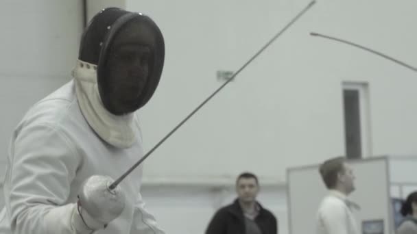 Schermen. Fencer tijdens een duel. Langzame beweging. Kiev. Oekraïne — Stockvideo